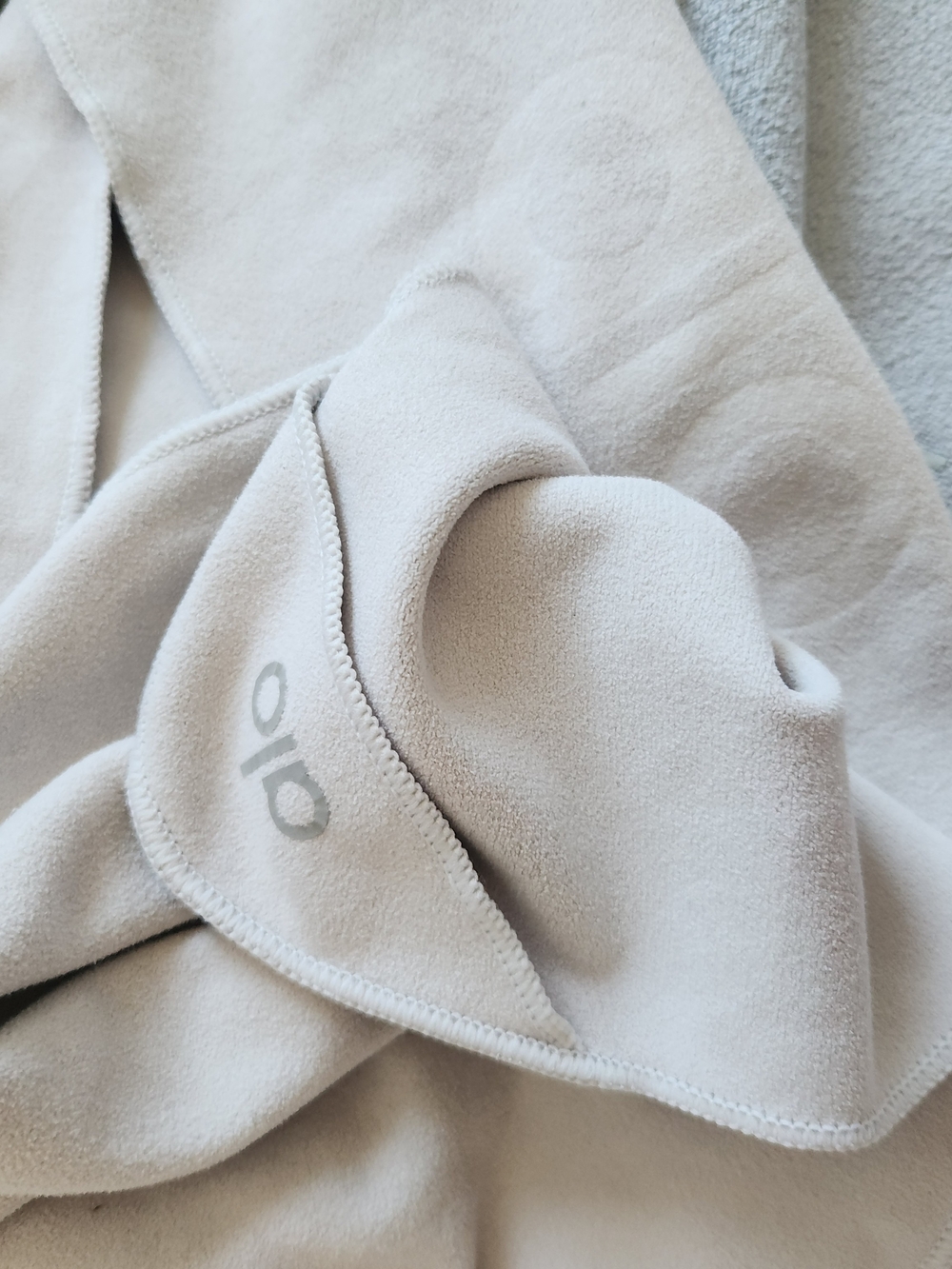 ALO Yoga No Sweat Hand Towel Pilates Light Grey Gray Mist Active - Picture 5 of 5